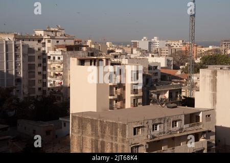 Tetti a Dusk, Dakar, Senegal. Oceano Atlantico in lontananza Foto Stock