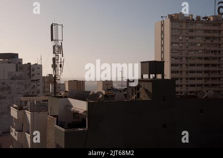 Tetti a Dusk, Dakar, Senegal. Oceano Atlantico in lontananza Foto Stock