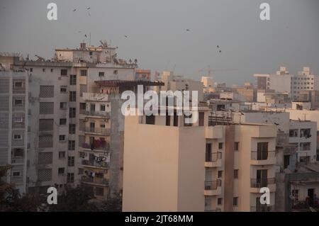 Tetti a Dusk, Dakar, Senegal. Oceano Atlantico in lontananza Foto Stock