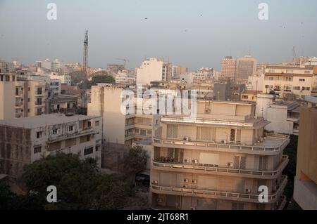 Tetti a Dusk, Dakar, Senegal. Oceano Atlantico in lontananza Foto Stock