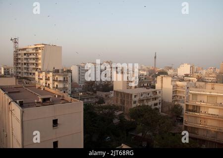 Tetti a Dusk, Dakar, Senegal. Oceano Atlantico in lontananza Foto Stock