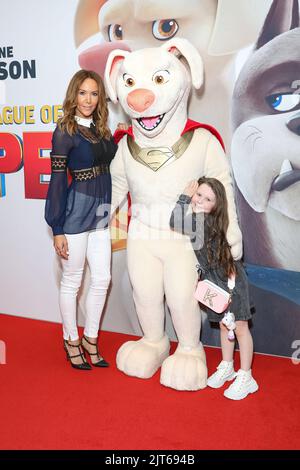 28 agosto 2022: KYLY CLARKE e sua figlia KELSEY LEE CLARKE partecipano alla 'DC League of Super-Pets' Sydney Premiere agli Eventi Cinemas Bondi Junction il 28 agosto 2022 a Sydney, NSW Australia (Credit Image: © Christopher Khoury/Australian Press Agency via ZUMA Wire) Foto Stock