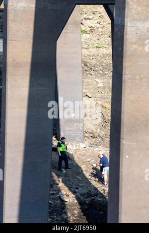 Ripponden, West Yorkshire, Regno Unito. 28th ago, 2022. La polizia recupera proiettili vivi dal fango sotto il ponte sulla diga di Baitings, Ripponden, West Yorkshire. Il terreno è stato esposto a causa della recente siccità. Credit: Windmill Images/Alamy Live News Foto Stock