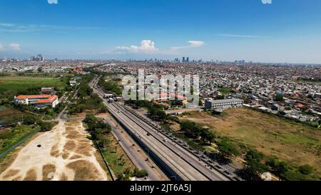 Vista aerea del ponte di Suramadu che collega le isole Java e Madura a Giava Est. Giava orientale, Indonesia, 28 agosto 2022 Foto Stock