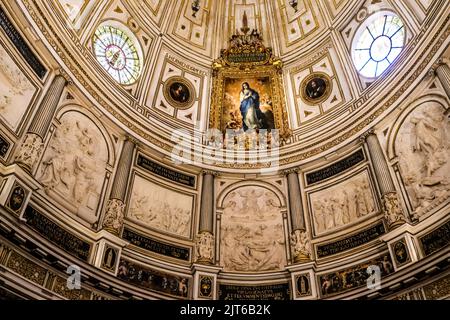 Siviglia, Spagna - 24 agosto 2022 all'interno della cattedrale di Siviglia, la cattedrale di San Metropolita e Patriarcale è la più grande cattedrale gotica del mondo Foto Stock