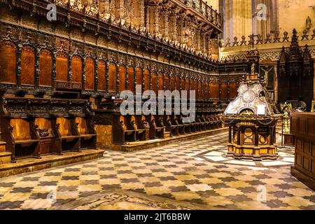 Siviglia, Spagna - 24 agosto 2022 all'interno della cattedrale di Siviglia, la cattedrale di San Metropolita e Patriarcale è la più grande cattedrale gotica del mondo Foto Stock