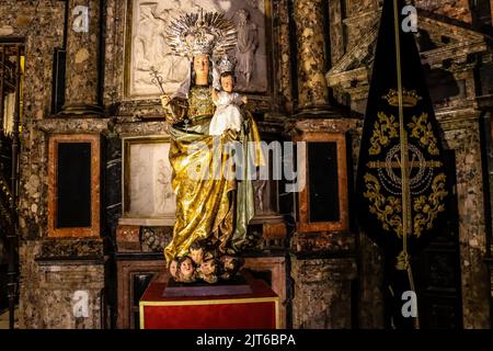 Siviglia, Spagna - 24 agosto 2022 all'interno della cattedrale di Siviglia, la cattedrale di San Metropolita e Patriarcale è la più grande cattedrale gotica del mondo Foto Stock