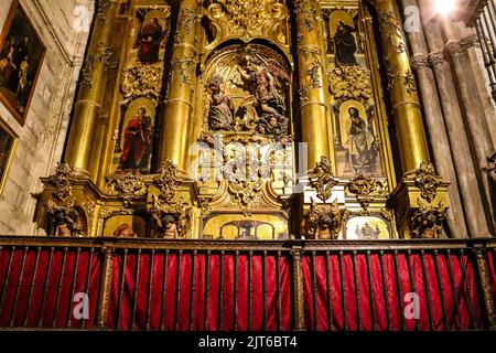 Siviglia, Spagna - 24 agosto 2022 all'interno della cattedrale di Siviglia, la cattedrale di San Metropolita e Patriarcale è la più grande cattedrale gotica del mondo Foto Stock