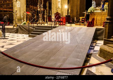 Siviglia, Spagna - 24 agosto 2022 all'interno della cattedrale di Siviglia, la cattedrale di San Metropolita e Patriarcale è la più grande cattedrale gotica del mondo Foto Stock