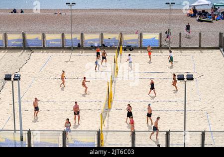 Brighton UK 28th agosto 2022 - Yellowave Beach Sport giocatori di pallavolo godersi il sole sul lungomare di Brighton durante il fine settimana di vacanze in banca . : Credit Simon Dack / Alamy Live News Foto Stock