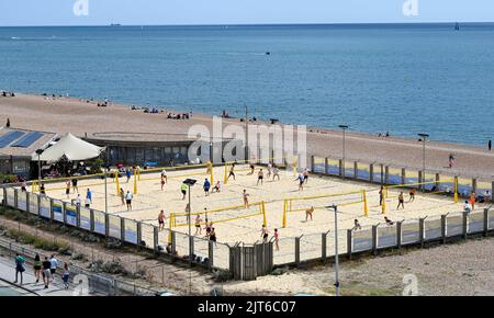 Brighton UK 28th agosto 2022 - Yellowave Beach Sport giocatori di pallavolo godersi il sole sul lungomare di Brighton durante il fine settimana di vacanze in banca . : Credit Simon Dack / Alamy Live News Foto Stock