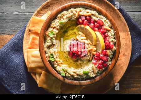 Cucina araba: Medio Oriente delizioso tuffo 'Baba Ghanoush' o 'Baba Ghanouj'. E' un gustoso antipasto fatto con melanzane arrosto e aglio fresco. Foto Stock