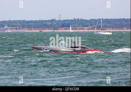 Cowes, Regno Unito. 28th ago, 2022. Powerboats racing in the 2022 Cowes Torquay Cowes Race at Cowes Isle of Wight, Credit: Martin Augustus/Alamy Live News Foto Stock