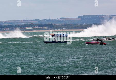 Cowes, Regno Unito. 28th ago, 2022. Powerboats racing in the 2022 Cowes Torquay Cowes Race at Cowes Isle of Wight, Credit: Martin Augustus/Alamy Live News Foto Stock