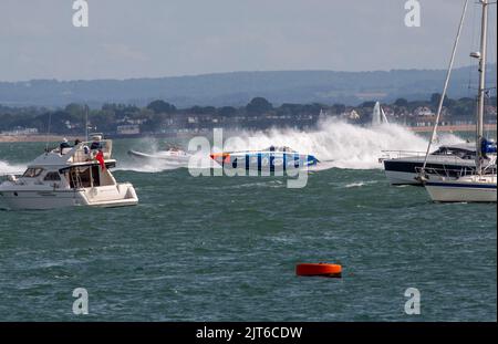 Cowes, Regno Unito. 28th ago, 2022. Powerboats racing in the 2022 Cowes Torquay Cowes Race at Cowes Isle of Wight, Credit: Martin Augustus/Alamy Live News Foto Stock