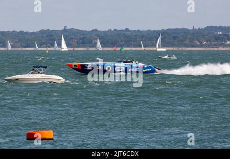 Cowes, Regno Unito. 28th ago, 2022. Powerboats racing in the 2022 Cowes Torquay Cowes Race at Cowes Isle of Wight, Credit: Martin Augustus/Alamy Live News Foto Stock