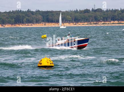 Cowes, Regno Unito. 28th ago, 2022. Powerboats racing in the 2022 Cowes Torquay Cowes Race at Cowes Isle of Wight, Credit: Martin Augustus/Alamy Live News Foto Stock