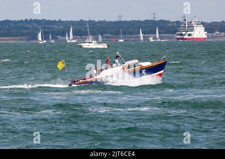 Cowes, Regno Unito. 28th ago, 2022. Powerboats racing in the 2022 Cowes Torquay Cowes Race at Cowes Isle of Wight, Credit: Martin Augustus/Alamy Live News Foto Stock