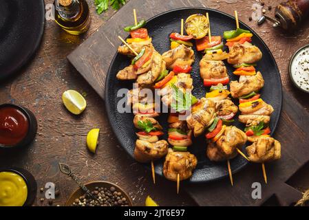 Cucina araba; kebab tradizionali di pollo shish o spiedini di shish tawook. Vista dall'alto con primo piano. Foto Stock