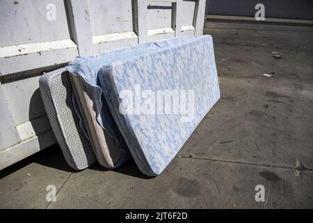 Immondizia e dettagli di inquinamento in città Foto Stock