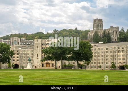 West Point, NY - USA - 26 agosto 2022: Vista panoramica della pianura, il campo di parata presso l'Accademia militare degli Stati Uniti a West Point, New York. Foto Stock