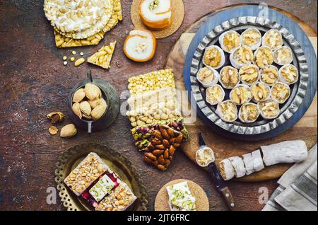 Varietà di dolci e caramelle tradizionali per celebrare l'evento di compleanno del Profeta Muhammad. Vista dall'alto con spazio di copia. Foto Stock