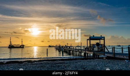 Silhouette del molo all'alba a Bavaro Beach. Foto Stock
