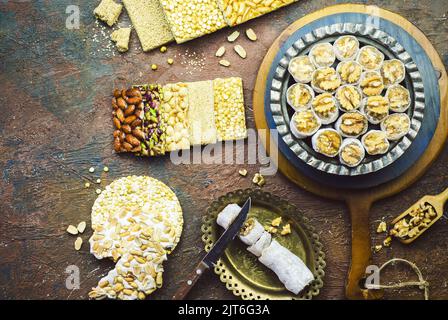 Varietà di dolci e caramelle tradizionali per celebrare l'evento di compleanno del Profeta Muhammad. Vista dall'alto con spazio di copia. Foto Stock