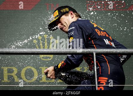 Spa, Belgio. 28th ago, 2022. SPA - Max Verstappen celebra la sua vittoria dopo il Gran Premio del Belgio F1 sul circuito di Spa-Francorchamps il 29 agosto 2022 a SPA, Belgio. REMKO DE WAAL Credit: ANP/Alamy Live News Foto Stock