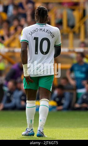 Wolverhampton, Inghilterra, 28th agosto 2022. Allan Saint-Maximin di Newcastle United tiene la sua hestring mentre riconosce i tifosi durante la partita della Premier League a Molineux, Wolverhampton. L'immagine di credito dovrebbe essere: Andrew Yates / Sportimage Foto Stock