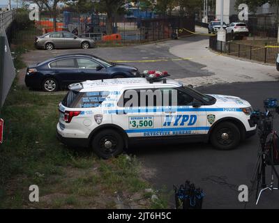 28 agosto 2022, New York, New York, USA: Agosto, 28, 2022 NEW YORK . la polizia di New York City ha risposto ad una chiamata 911 di più persone sparate a Coney Island Boardwalk e West 29 Street, nei confini del 60 Precinct. Un'indagine preliminare ha determinato che cinque persone hanno subito ferite da sparo: La vittima #1 è un maschio di 42 anni con una ferita da sparo nella parte posteriore, la vittima #2 è una femmina di 49 anni con una ferita da sparo nella gamba destra, la vittima #3 una femmina di 34 anni con una ferita da sparo nel piede destro, La vittima #4 è un maschio di 46 anni con una ferita da arma da fuoco nella gamba sinistra e nella vittima # Foto Stock