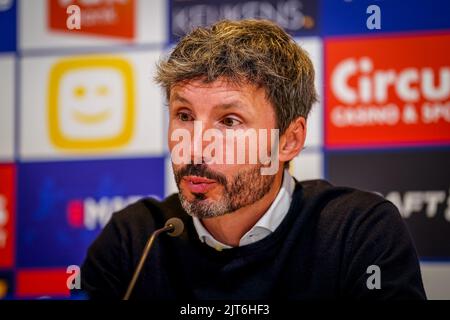 Gent, Belgio. 28th ago, 2022. GENT, BELGIO - 28 AGOSTO: Allenatore Mark van Bommel del Royal Antwerp FC durante la partita della Jupiler Pro League tra il KAA Gent e il Royal Antwerp FC alla Ghelamco Arena il 28 agosto 2022 a Gent, Belgio (Foto di Joris Verwijst/Orange Pictures) Credit: Orange Pics BV/Alamy Live News Foto Stock