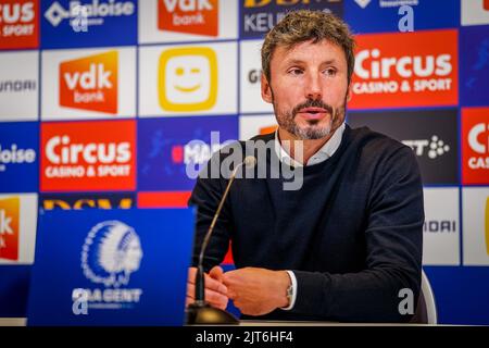 Gent, Belgio. 28th ago, 2022. GENT, BELGIO - 28 AGOSTO: Allenatore Mark van Bommel del Royal Antwerp FC durante la partita della Jupiler Pro League tra il KAA Gent e il Royal Antwerp FC alla Ghelamco Arena il 28 agosto 2022 a Gent, Belgio (Foto di Joris Verwijst/Orange Pictures) Credit: Orange Pics BV/Alamy Live News Foto Stock