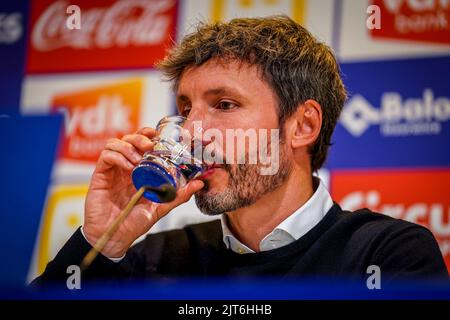 Gent, Belgio. 28th ago, 2022. GENT, BELGIO - 28 AGOSTO: Allenatore Mark van Bommel del Royal Antwerp FC durante la partita della Jupiler Pro League tra il KAA Gent e il Royal Antwerp FC alla Ghelamco Arena il 28 agosto 2022 a Gent, Belgio (Foto di Joris Verwijst/Orange Pictures) Credit: Orange Pics BV/Alamy Live News Foto Stock