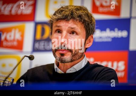 Gent, Belgio. 28th ago, 2022. GENT, BELGIO - 28 AGOSTO: Allenatore Mark van Bommel del Royal Antwerp FC durante la partita della Jupiler Pro League tra il KAA Gent e il Royal Antwerp FC alla Ghelamco Arena il 28 agosto 2022 a Gent, Belgio (Foto di Joris Verwijst/Orange Pictures) Credit: Orange Pics BV/Alamy Live News Foto Stock