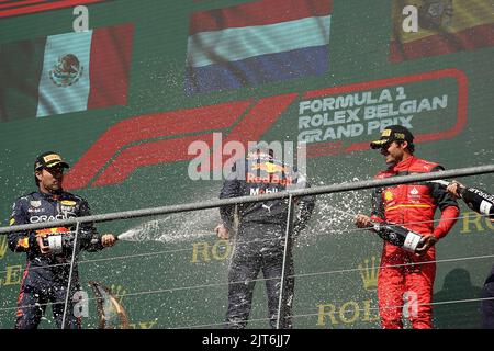 Spa, Belgio. 28th ago, 2022. Motorsport: Campionato del mondo Formula 1, Gran Premio del Belgio, gara: Terzo posto Carlos Sainz (r) di Spagna dal Team Ferrari, secondo posto Sergio Perez (l) del Messico dal Team Red Bull e vincitore Max Verstappen dei Paesi Bassi dal Team Red Bull festeggiano sul podio. Credit: Hasan Brantic/dpa/Alamy Live News Foto Stock