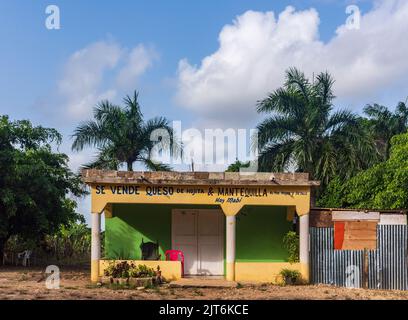 Punta Cana / Repubblica Dominicana - Giugno 15 2016: Semplice casa in cemento in una zona impoverita dell'isola. Foto Stock