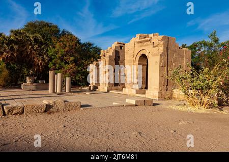 Porta di Diocleziano e le rovine del Tempio di Augusto, all'estremità settentrionale del Tempio di Iside, sull'isola di Agilkia, Egitto. Foto Stock