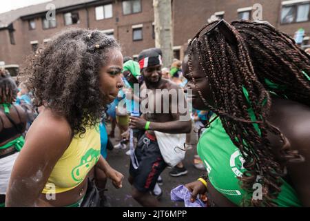 Londra, Regno Unito. 28th agosto, 2022. I partecipanti ballano durante la Parata dei Bambini del Carnevale di Notting Hill. Si prevede che centinaia di migliaia di festeggiatori prenderanno parte al Notting Hill Carnival, la festa di strada più grande d'Europa e una celebrazione delle tradizioni afro-caraibiche, mentre tornerà nelle strade di Londra occidentale dopo un periodo di due anni di pausa causato dalla pandemia del Covid-19. Credit: Wiktor Szymanowicz/Alamy Live News Foto Stock