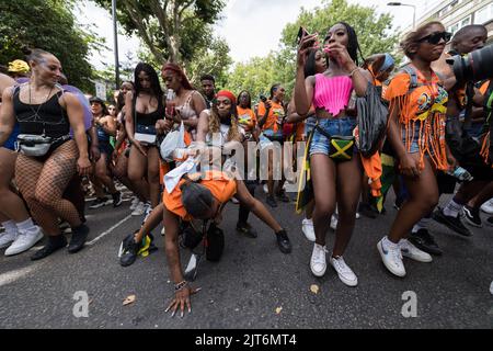 Londra, Regno Unito. 28th agosto, 2022. I partecipanti ballano durante la Parata dei Bambini del Carnevale di Notting Hill. Si prevede che centinaia di migliaia di festeggiatori prenderanno parte al Notting Hill Carnival, la festa di strada più grande d'Europa e una celebrazione delle tradizioni afro-caraibiche, mentre tornerà nelle strade di Londra occidentale dopo un periodo di due anni di pausa causato dalla pandemia del Covid-19. Credit: Wiktor Szymanowicz/Alamy Live News Foto Stock
