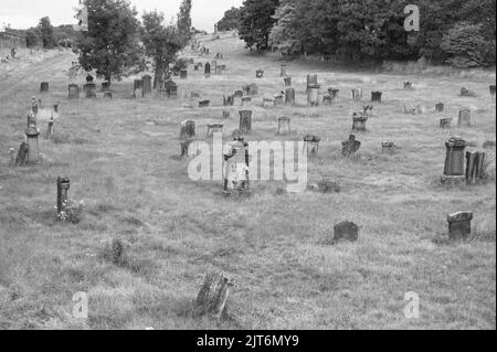 Sighthill, Glasgow, Regno Unito, 6th 2022 agosto, il cimitero di Sighthill vecchie lapidi nel cimitero di Glasgow Foto Stock