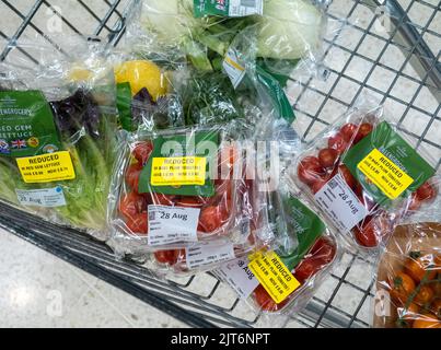 Prezzo ridotto frutta e verdura in un carrello supermercato. Foto Stock