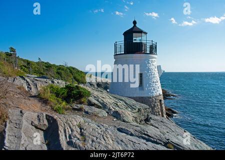 Faro di Castle Hill a Newport, Rhode Island, affacciato sulla baia di Narragansett da una costa rocciosa -09 Foto Stock