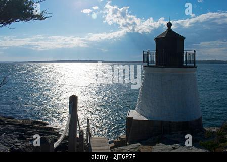 Silhouette del faro di Castle Hill a Newport, Rhode Island, affacciato sulla baia di Narragansett da una costa rocciosa -11 Foto Stock