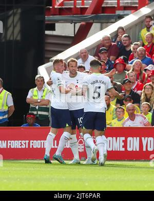 Nottingham, Regno Unito. 28th ago, 2022. 28th agosto 2022; il City Ground, Nottingham, Nottinghamshire, Inghilterra; Premier League football, Nottingham Forest Versus Tottenham : Harry Kane di Tottenham Hotspur festeggia il primo goal del suo fianco nel 5th minuto per ottenere il punteggio 0-1 con Dejan Kulusevski e Pierre-Emile Hojbjerg Credit: Action Plus Sports Images/Alamy Live News Foto Stock