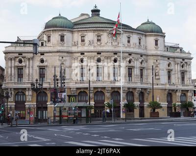 Teatro Arriaga nel centro storico della città europea di Bilbao nella provincia di Biscaglia in Spagna, cielo azzurro chiaro in 2019 caldo giorno estivo di sole il mese di settembre. Foto Stock