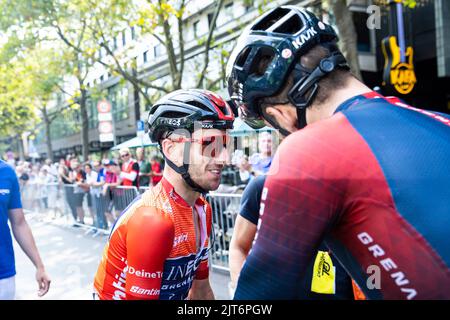 Stoccarda, Germania. 28th ago, 2022. Il vincitore assoluto Adam Yates (l) dalla Gran Bretagna e il Team INEOS Grenadiers allietano con Filippo Ganna (r) dall'Italia e il Team INEOS Grenadiers oltre il traguardo a Stoccarda dopo la 4th tappa del Tour di Germania. La 4th e quindi ultima tappa del Tour della Germania inizia oggi a Schiltach e termina a Stoccarda. Credit: Tom Weller/dpa/Alamy Live News Foto Stock