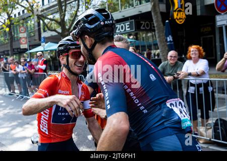 Stoccarda, Germania. 28th ago, 2022. Il vincitore assoluto Adam Yates (l) dalla Gran Bretagna e il Team INEOS Grenadiers allietano con Filippo Ganna (r) dall'Italia e il Team INEOS Grenadiers oltre il traguardo a Stoccarda dopo la 4th tappa del Tour di Germania. La 4th e quindi ultima tappa del Tour della Germania inizia oggi a Schiltach e termina a Stoccarda. Credit: Tom Weller/dpa/Alamy Live News Foto Stock