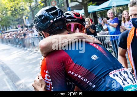 Stoccarda, Germania. 28th ago, 2022. Il vincitore assoluto Adam Yates (r) dalla Gran Bretagna e il Team INEOS Grenadiers allietano con Filippo Ganna (l) dall'Italia e il Team INEOS Grenadiers oltre il traguardo a Stoccarda dopo la 4th tappa del Tour di Germania. La 4th e quindi ultima tappa del Tour della Germania inizia oggi a Schiltach e termina a Stoccarda. Credit: Tom Weller/dpa/Alamy Live News Foto Stock