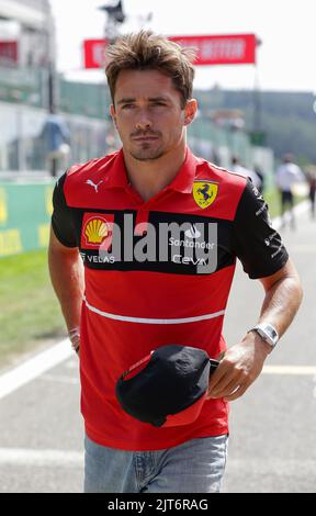 Spa, Belgio. 28th ago, 2022. 28 agosto 2022: Ferrari #16 Charles Leclerc di Monaco cammina da una vettura d'epoca dopo il giro della parata del pilota prima del Gran Premio del Belgio Rolex F1 sul circuito di Spa-Francorchamps di Francorchamps, Belgio. Justin Cooper/CSM Credit: CAL Sport Media/Alamy Live News Foto Stock